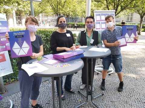 Aktion zum Demokratietag vor dem Rathaus Mitte