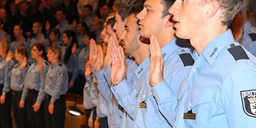 Polizisten bei der Vereidigung