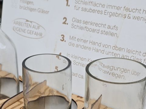 Das Bottleneck Project zeigte, wie alte Glasflaschen unkompliziert zu stilvollen Trinkgläsern oder Kerzenhaltern verwandelt werden können