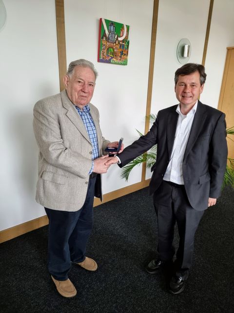 Bezirksbürgermeister Uwe Brockhausen (SPD) beim Überreichen des Ehrentalers an Wolfram Odebrech (Bild: BA Reinickendorf)