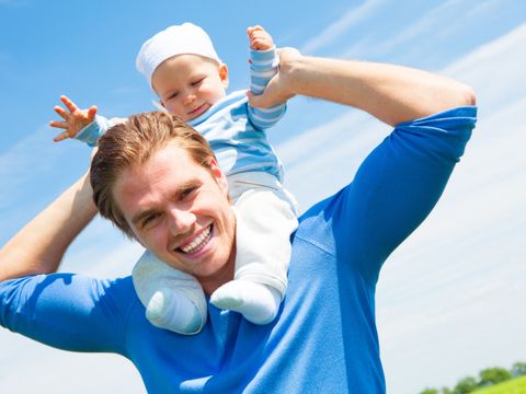 Vater trägt Sohn auf den Schultern