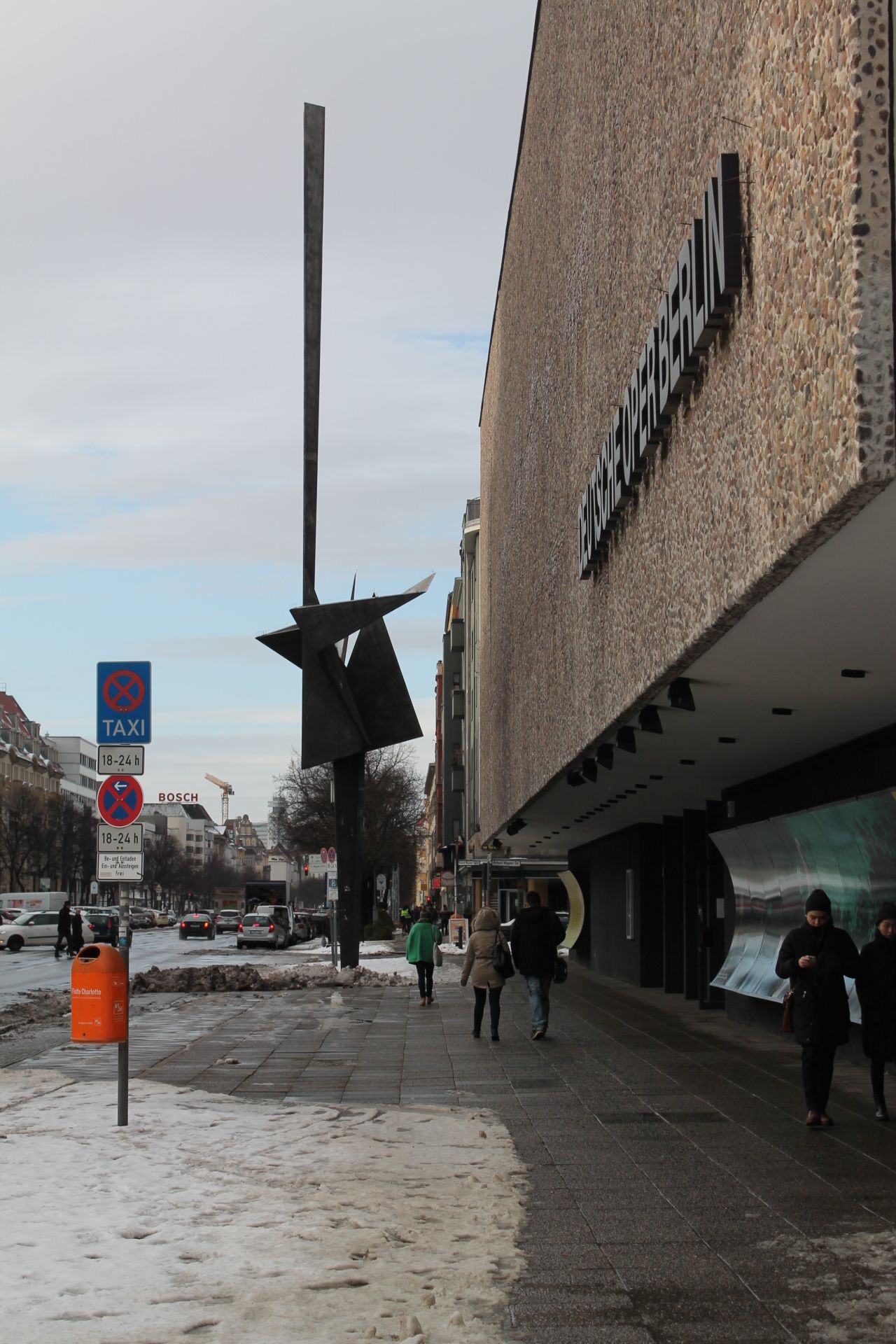 Stahlskulptur vor der Deutschen Oper, Kiezspaziergang 9.1.2016