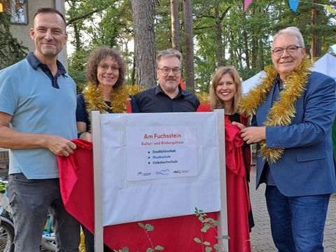 v.l.n.r.: Bernd Schmieden (Leiter des Amtes für Weiterbildung und Kultur), Stephanie Iffert (Volkshochschuldirektorin), Dr. Stefan Johannes Walter (Leiter der Musikschule), Melanie Nagel (Leiterin der Stadtbibliothek), Harald Muschner (Kultur- und Bildungsstadtrat) (Bild: Bezirksamt Reinickendorf)