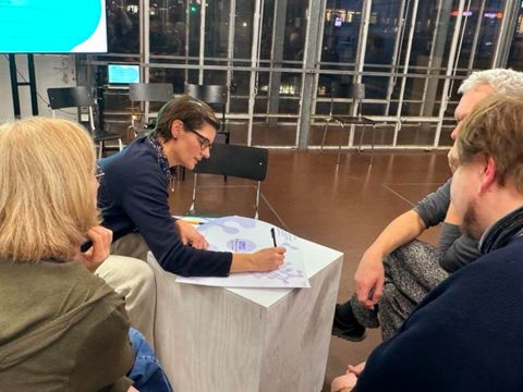 Person schreibt auf ein Plakat