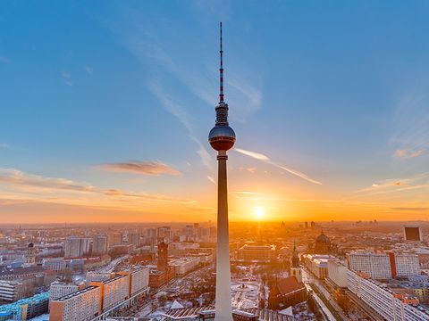 Berlin Mitte, Blick auf den Fernsehturm bei Sonnenuntergang