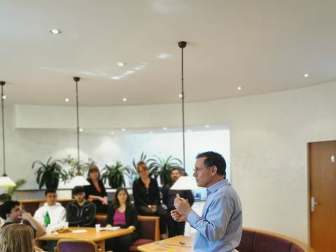 Schüler*innen beim Besuch der Firma Geisler&Schambach GmbH im Rahmen der Aktivierungs-Offensive Ausbildung