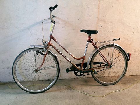 Rotes Damenfahrrad