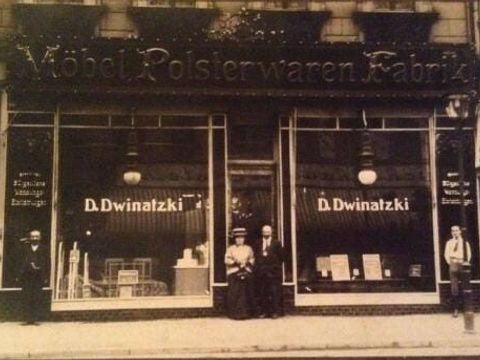 Das Möbelgeschäft ihres Onkels Abert Dwinatzki in der Skalitzer Straße, in dem auch ihre Mutter arbeitete | Her uncle Abert Dwinatzki's furniture shop in Skalitzer Straße, where her mother also worked