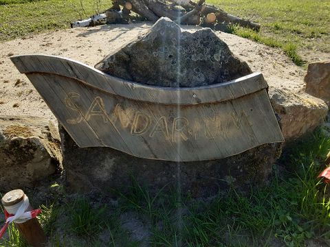 Das "Sandarium" mit Totholzstapel