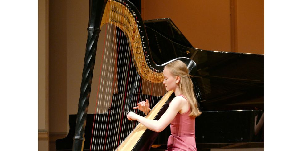 Jugend musiziert, Schülerin spielt Harfe.