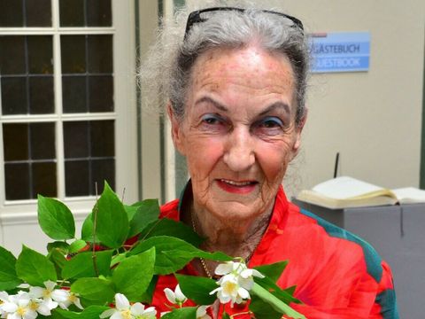 Foto, das Rahel R. Mann in der Ausstellung zeigt. (Bild: Helmut Jerabek)