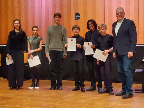 Bezirksstadtrat Harald Muschner mit den Gewinnern des Reinickendorfer Sonderpreises beim 62. Regionalwettbewerbs Nord von "Jugend musiziert". (Bild: Markus Wenz)