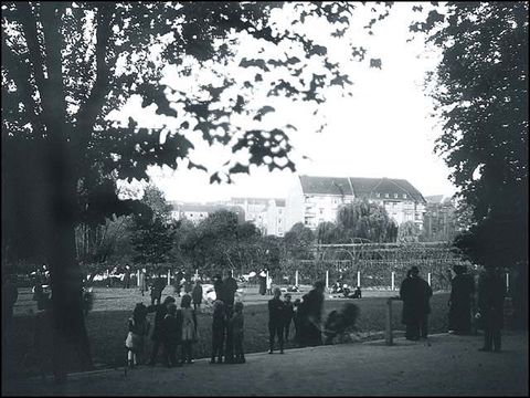 Erwin Barth - Lietzenseepark, Bevölkerung in der Nähe der Hainbuchenbögen, um 1920