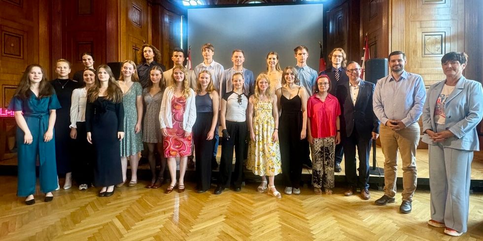 Gruppenbild der Spitzenabiturient_Innen mit Bezirksbürgermeister Igel, Bezirksstadtrat Brauchmann und Schulrätin Pallik
