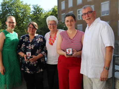 Verleihung der Bezirksverdienstmedaille 2025. Alenxandra Bendzko, Natalie Kulik, Stefanie Remlinger, Dominique Hensel und Ulrich Davids (v.l.)