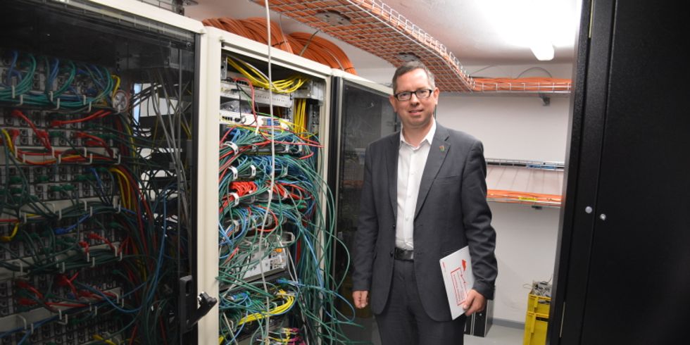 Herr Igel eröffnet das neue Notstromaggregat in Adlershof