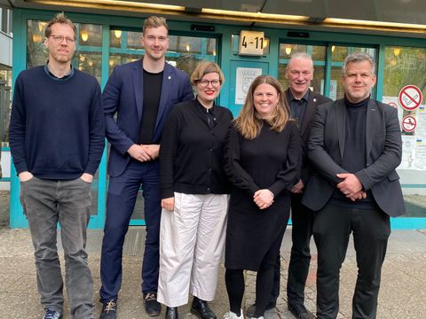 Ein Bild von den Mitgliedern des Bezirksamtes. Von links nach rechts: Florian Schmidt, Max Kindler, Annika Gerold, Clara Herrmann, Oliver Nöll, Andy Hehmke