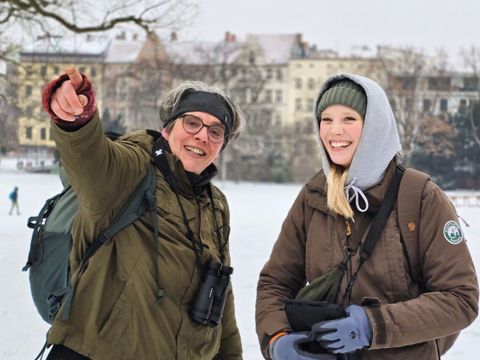 Die Stadtnatur-Rangerinnen Kristina Roth (li) und Janni Kretschmer (re) von der Stiftung Naturschutz im Kreuzberger Viktoriapark