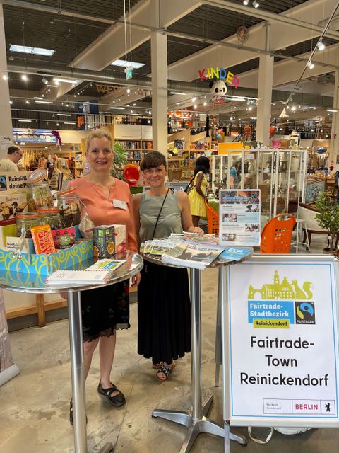 Am Fairtrade-Stand des Bezirksamts Reinickendorf: Kerstin Hanke (links) und Jane Krüger informieren über fairen Handel und Nachhaltigkeit (Bild: BA Reinickendorf)