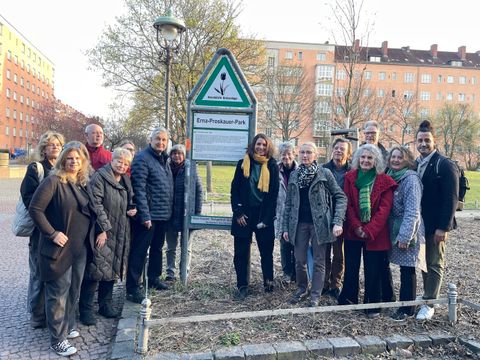 Bezirksstadträtin Dr. Ellenbeck mit Teilnehmenden bei der feierlichen Benennung des Erna-Proskauer-Parks (Bild: Bezirksamt Tempelhof-Schöneberg/Marlena Handels)