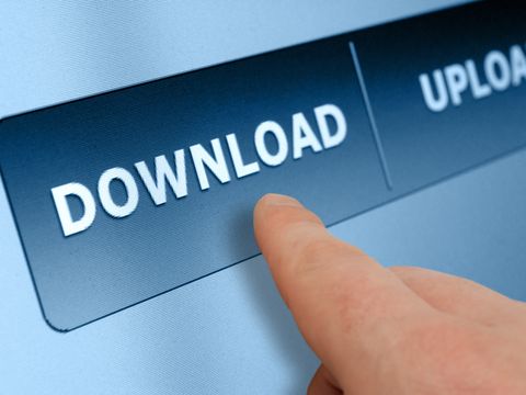 Ein Finger, der auf "Download" zeigt. Rechts daneben steht noch "Upload" zur Verfügung.