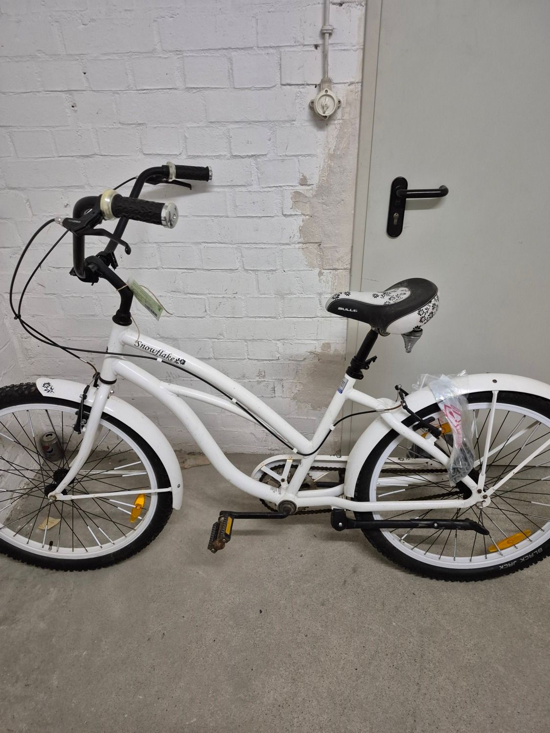 Weißes Damenfahrrad