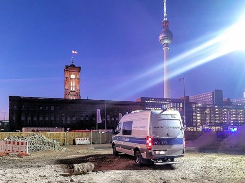 Fahrzeug (Mercedes Transporter) des Kampfmittelräumdienstes auf einer Baustelle vor dem Roten Rathaus