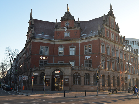 Alte Post in Neukölln, Fronalansicht mit Sonnenlisteinfall von rechts, Teile der Kreuzung sind zu sehen
