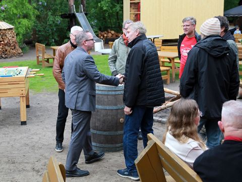 Bezirksbürgermeister Oliver Igel begrüßt Gäste bei der Jubiläumsfeier des Türöffner e. V.
