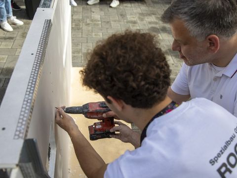 Andy Hehmke, Stadtrat für Schule, Sport und Facility Management, probierte sich im Spezialbau