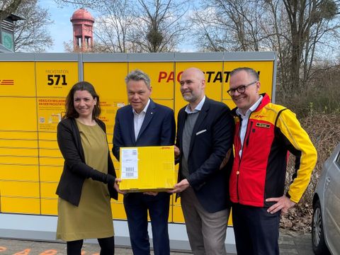 Von links nach rechts: Bezirksstadträtin Dr. Saskia Ellenbeck, Bezirksbürgermeister Jörn Oltmann sowie Martin Weber und André Dreyer von der DHL Group eröffnen die Packstation am S-Bahnhof Priesterweg
