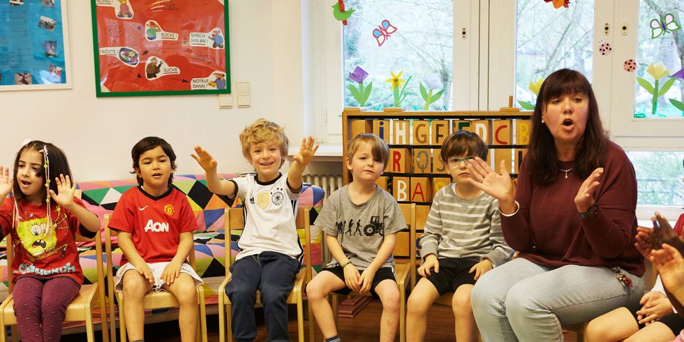 Kitagruppe mit Erzieherin