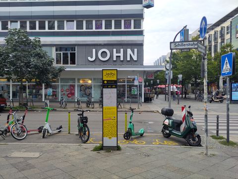 gelbe Info-Stele, einige leihbare Räder und Roller