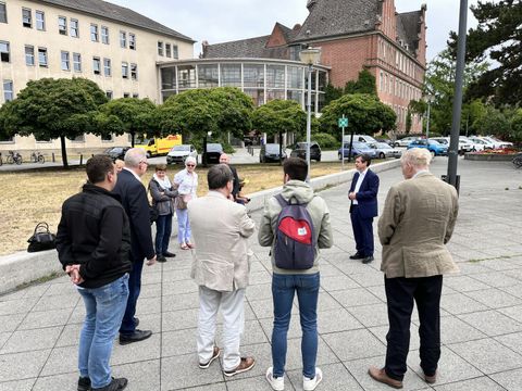 Erstmals wurde die Flagge „Mayors for Peace“ am heutigen Freitag vor dem Reinickendorfer Rathaus gehisst. (Bild: BA Reinickendorf)