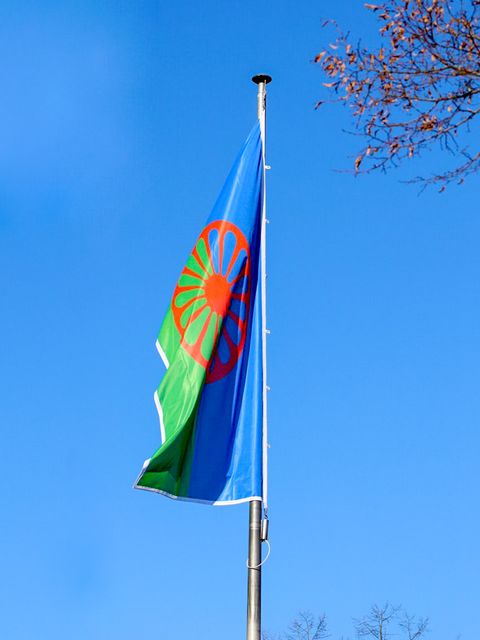 Flagge zum Internationalen Tag der Roma vor dem Rathaus Zehlendorf