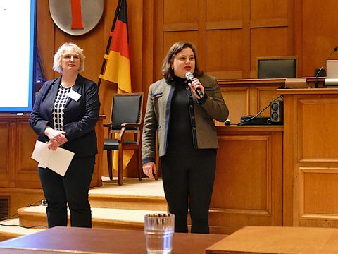 Gebietsbeauftragte Nadine Fehlert und Bezirksstadträtin Eva Majewski (von links) bei der BEgrüßung im BVV-Saal des Rathauses Schöneberg