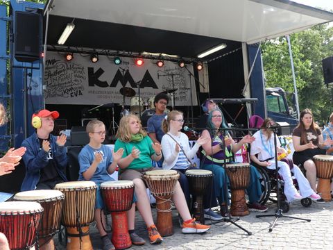 Die Trommelgruppen Maraschicki und Ideal