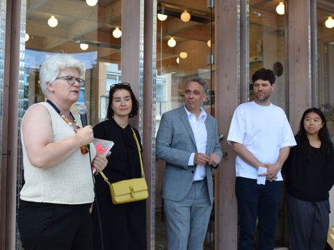 Bezirksbürgermeisterin Stefanie Remlinger (l.) hält eine Rede vor dem Café Leo.