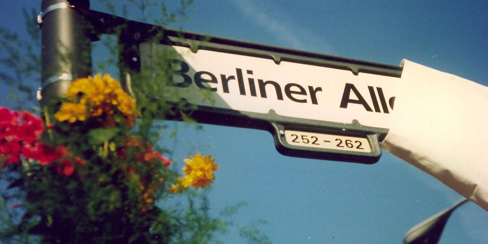 Enthüllung des Straßenschildes bei der Rückbenennung der Klement-Gottwald-Allee in Berliner Allee in Berlin-Weißensee, 31.08.1991