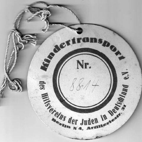 Dieser Kindertransportanhänger half Amy Williams, die Listen im Archiv zu identifizieren