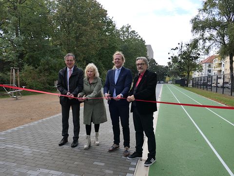 Senator Christian Gaebler, Bezirksstadträtin Catrin Gocksch, Bezirksstadtrat Kevin Hönicke und Vereinspräsident Andreas Prüfer am roten Band