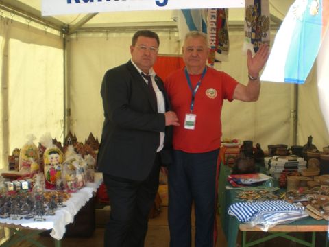 Herr Alexander Pyatikop und ein Vertreter des russischen Kommunity am Stand mit Souvenirs aus der Heimat