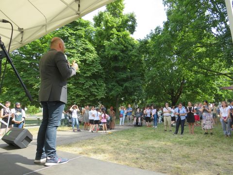 Bezirksstadrat Alexander Ewers dankt für die Vorbereitung des Festes. (Bild: BA Reinickendorf)