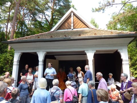 An der Friedhofskapelle, 10.8.2013, Foto: KHMM