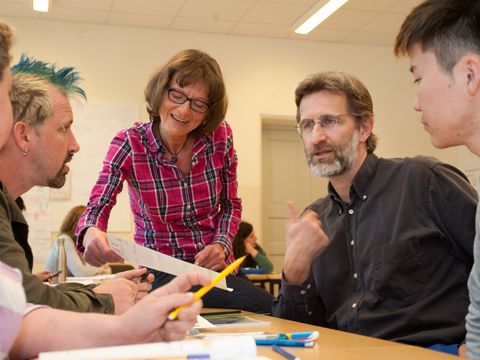 Kursleiterin spricht mit Teilnehmern