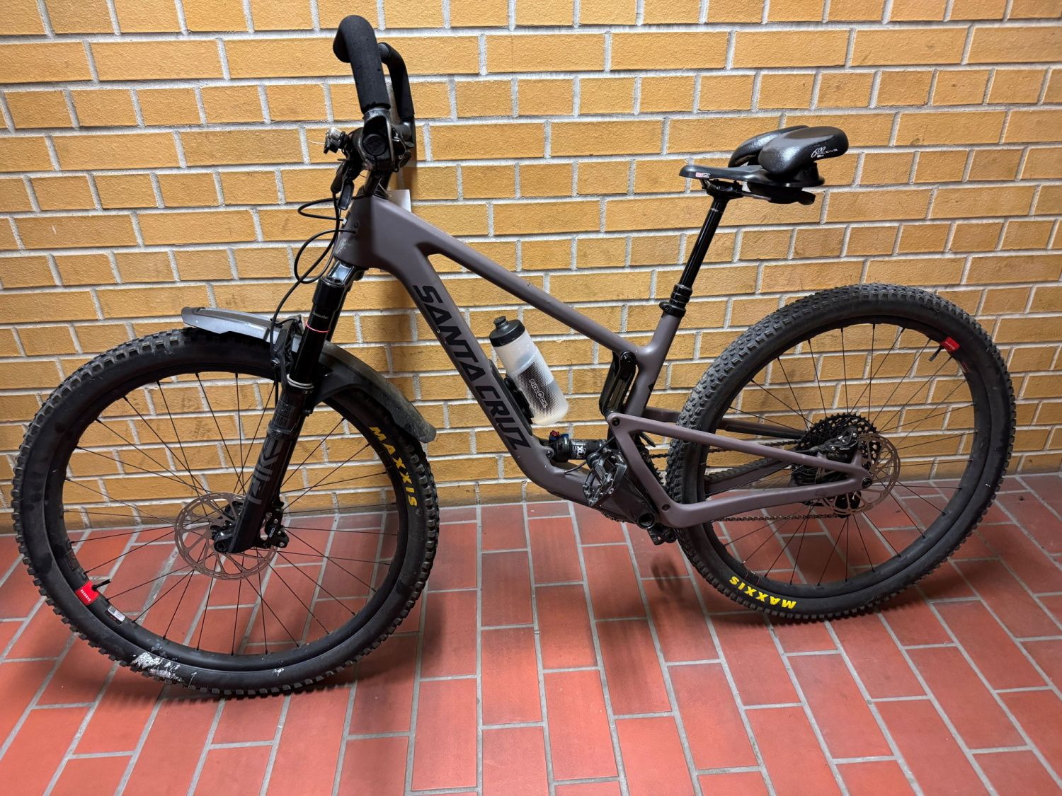 Graues Herrenfahrrad