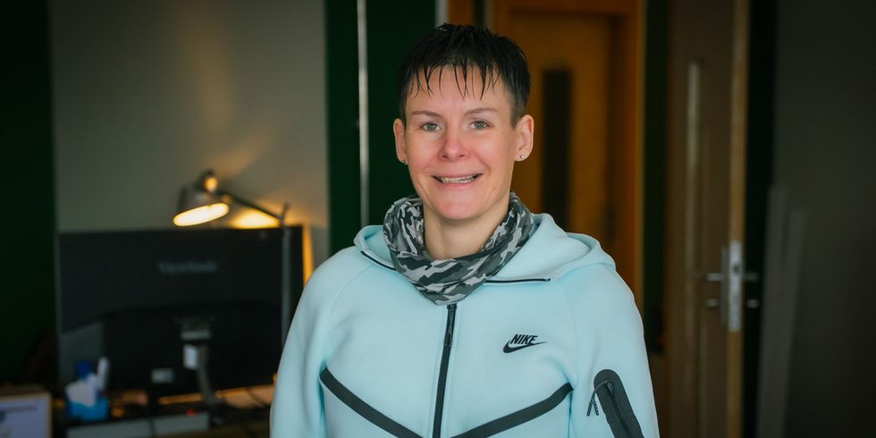 Portrait von Nancy bei der Arbeit im Immobilienbüro.