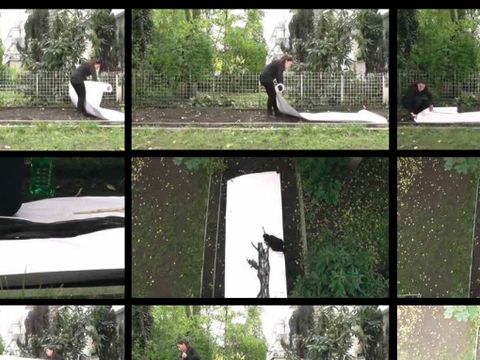 Havin Al-Sindy - Aufgraben, Vergraben, Begraben und Ausgraben · 2016–2018 · Tusche auf Papier · 200 × 600 cm | 2 Kanal Videoinstallation · Eingraben: 65‘ 44‘‘ · Ausgraben: 26‘ 02‘‘ (Bild: © Havin Al-Sindy)