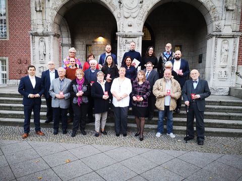 v.l.n.r.: unten: Tobias Siesmayer, Alfons Hentschel, Elfi Kaschig, Mieke Senftleben, Kerstin Köppen, Sabine Burk, Rino Schmiedel, Heinz-Jürgen Schmidt; mitte: Wolfgang Weichert, Marcel Gewies, Hans-Peter Marten, Cherim Adelhoefer, Deniz Seyhun, Gordon Huhn, Annerose Schrapp, Mark-Oliver Eisermann; oben: Ute Kühne-Sironski, Hannelore Sollfrank, Björn Wohlert, Thorsten Koch, Helena Radtke-Ruiz, Hans-Christian Behnke. (Bild: BA Reinickendorf)