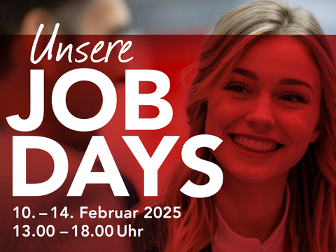 Frau lacht im Hintergrund. Im Vordergrund stehen die Daten für die Jobdays